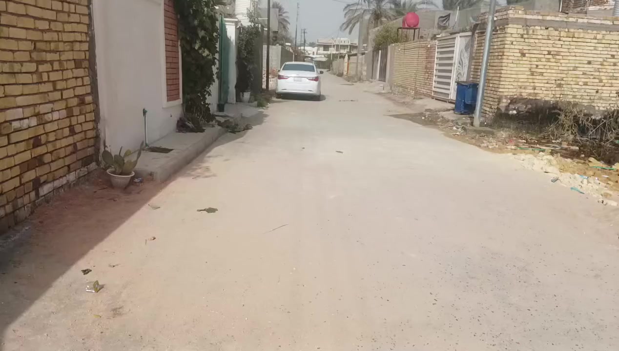 السلام عليكم 
دارين للبيع المساحة واحد ٢٠٠م والثاني ٤٠٠م الموقع المعارة بالقرب من السادة الفوازيين معمل سيد احسان للحلويات كافة الخدمات متوفرة
تبليط+كهرباء+بوري ماء اسالة+ خط مولدة قريب
للاستفسار الاتصال على الرقم ***********
