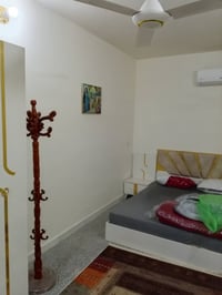 للئيجار شقة مفروشة بلمنصور الاميرات قرب نادي الصيد تحتوي على غرفتين وص...