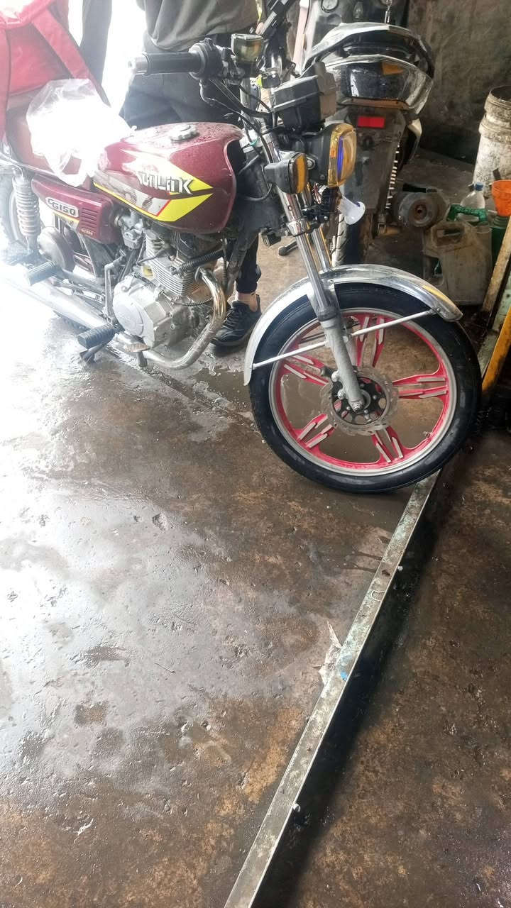 السلام عليكم
دراجه سونلنك موديل 24 شغاله سلف وهندر وعل ريمون  مابيها اي نقص  مكاني بغداد  رقم *********** السعر 550 وبيها مجال
