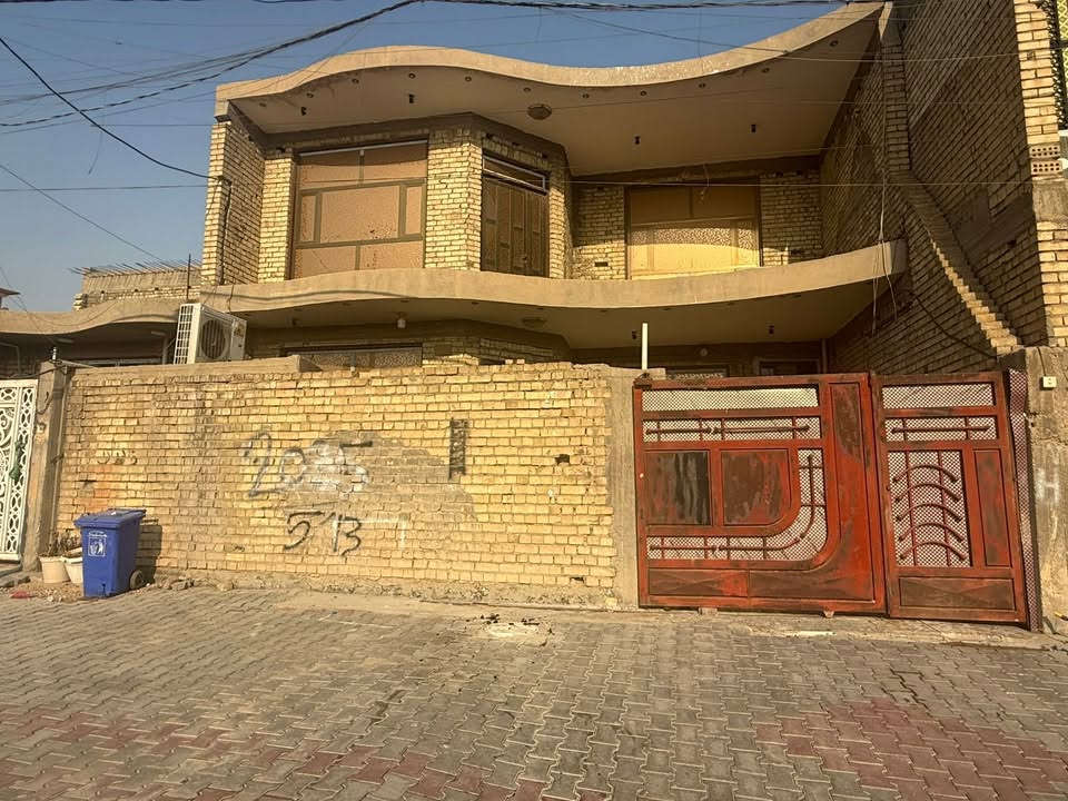 🚨 تم تخفيض السعر من 170 إلى 155 وهم بي مجال (لسرعة البيع لدواعي الحاجة)
🚨🏠 عقار للبيع: بيت طابقين بمساحة ممتازة وشارع عريض وساحة .

📍 الموقع: واسط - قضاء الصويرة - حي العسكري.📐 

:المساحة: 200 متر مربع (بناء طابقين كامل وجاهز للسكن).

الطابق الأرضي (الأول): غرفتين نوم + صالة + استقبال كبيرة + مطبخ + مجمع صحيات.

الطابق العلوي: غرفتين نوم + مجمع صحيات.

النواقص: البيت مكتمل وجاهز من الداخل تماماً ومجهّز للسكن الفوري، النقص فقط في (الواجهة الخارجية والستارة )، وتكدر تسكن وتكملها .
للاستفسار :***********
