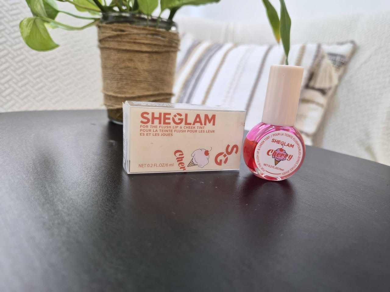 عززي جمالكِ بلمسة منعشة.. 🍒🍊
​وصل تينت SHEGLAM (Lip & Cheek Tint) للشفاه والخدود! المنتج اللي يجمع بين الألوان الحيوية وبين المظهر الطبيعي الخفيف اللي يخلي بشرتكِ تبين مشرقة وصحية.
​✅ ليش راح تعشقيه؟
​متعدد الاستخدام: تستخدميه للشفاه ليعطي لوناً ثابتاً، وللخدود ليعطيكِ توريداً طبيعياً.
​قوام خفيف: يمتزج مع البشرة بسهولة ولا يترك أي ملمس ثقيل.
​ثبات عالي: ألوان تدوم معكِ لساعات طويلة.
​تصميم كيوت: شكل العبوة يجنن ويضيف لمسة لطيفة لشنطتكِ.
​💰 السعر:
​القطعة الواحدة: 1,000 دينار فقط.
​
​🚗 التوصيل متوفر داخل بسماية.
الكمية محدودة، اختاري لونكِ المفضل (Cherry أو Grapefruit) وراسليني على الخاص للحجز! 💌


**إذا كنت صاحب هذا الإعلان وتريد حذفه لأي سبب، رجاءا أرسل رسالة إلى الدعم الفني**
