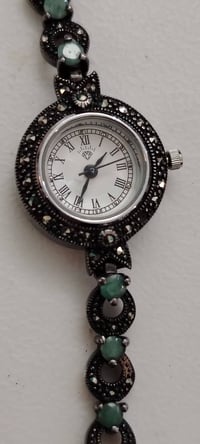 ساعة فضة • زمرد • ٣٠غم