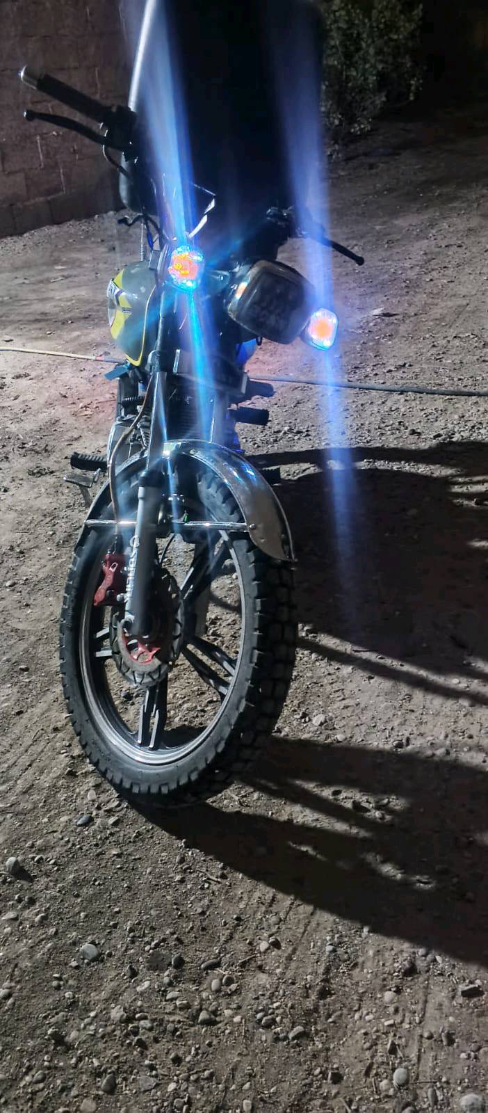 هذه دراجة نارية موديل GT150، بحالة جيدة جداً ومناسبة للتوصيل أو التنقل اليومي. محرك قوي ومُعزز بضوء أمامي قوي للتنقل الليلي. علبة تخزين كبيرة مثبتة في الخلف لتسهيل حمل الأغراض. الدراجة مثالية للطرق الممهدة والوعرة. السعر قابل للتفاوض، والاتصال للجادين فقط.