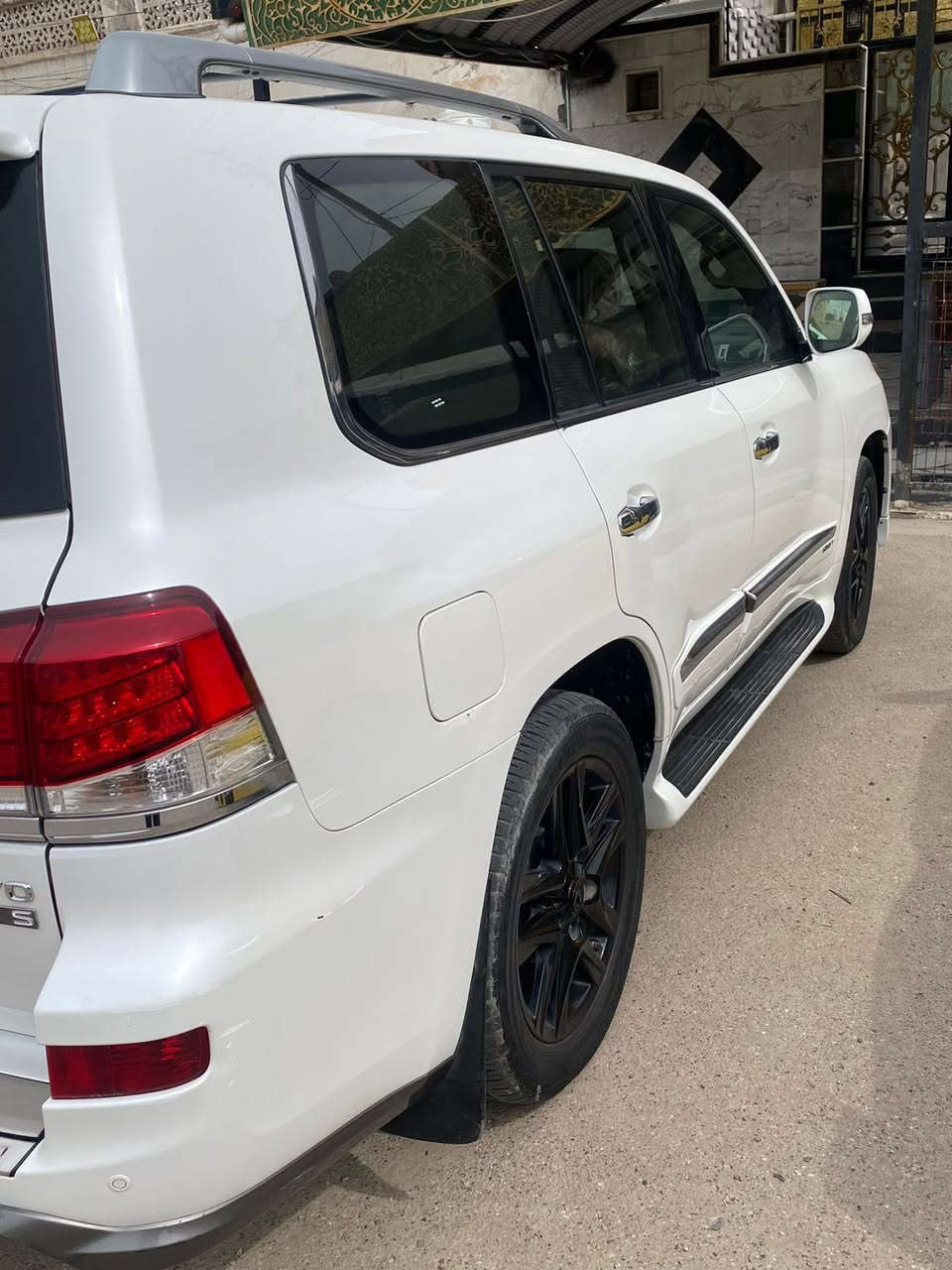لكزس LX فئة S موديل 2014 خليجية كفالة عدا الجاملغ الامامي جهة السايق مفتوح والباب مفتوح وباقي السيارة كفالة عامة 
السيارة فول مواصفات للاخير 
ماشية 184 الف كيلومتر 
السيارة جديدة وجاهزة من كلشي حدادة وتبريد وتخم تاير  
السعر مناسب
للاستفسار واتساب او اتصال
***********
