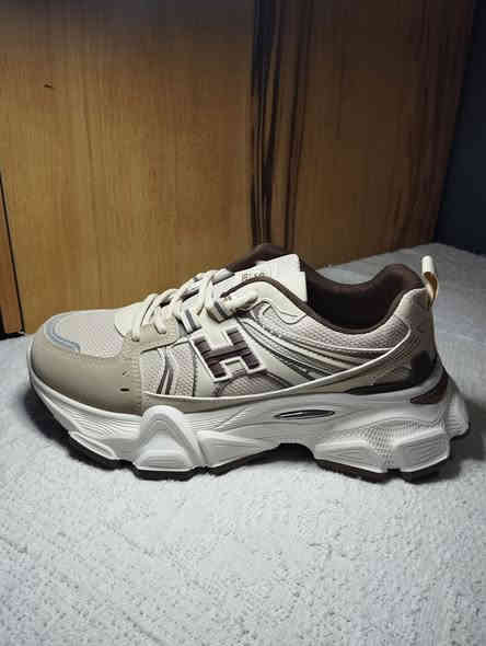 السلام عليكم ورحمه الله وبركاته 50 قطعه احذيه جديد مو باله ابيعهن شلعه وحده القطعه على 7 الف والقياسات من 40 لل 45 مستعجل على البيعه للتواصل ***********
