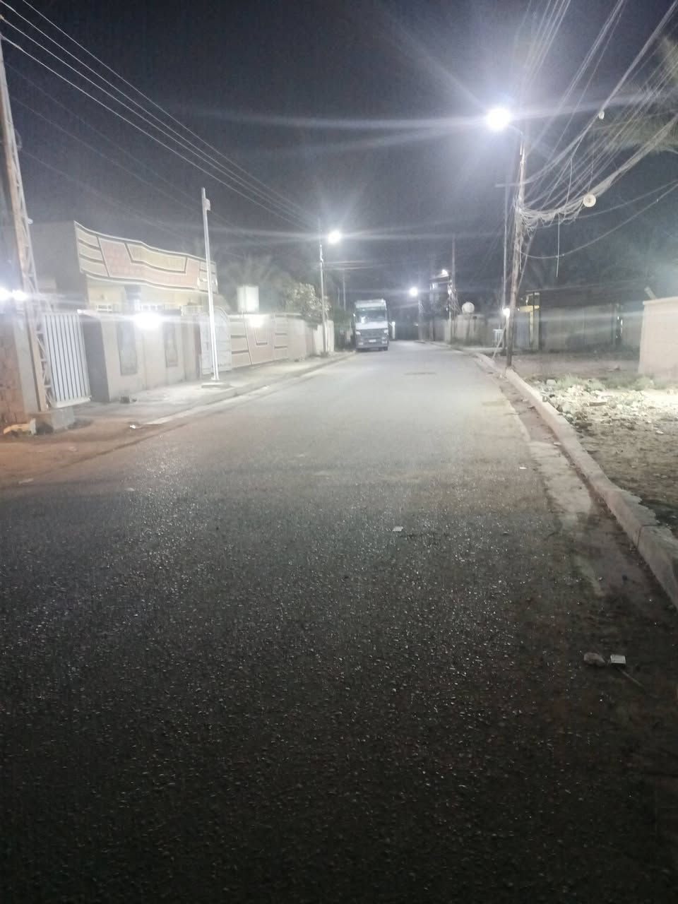 السلام عليكم دار مساحة ٩٥٠متر في الشعب بوب الشام زراعي مشمول بلتطويب عله شارع رئيسي شارع السوق يحتوي على حديقة أمامية وخلفيه ثلاث غرف نوم استقبال كبير مطبخ كبير حار وبارد حولي عدد اثنين كامل مناقصه شي منطقه كامل خدمات تبليط مجاري كهرباء ارصفه سعره ١٨٠رقم***********
