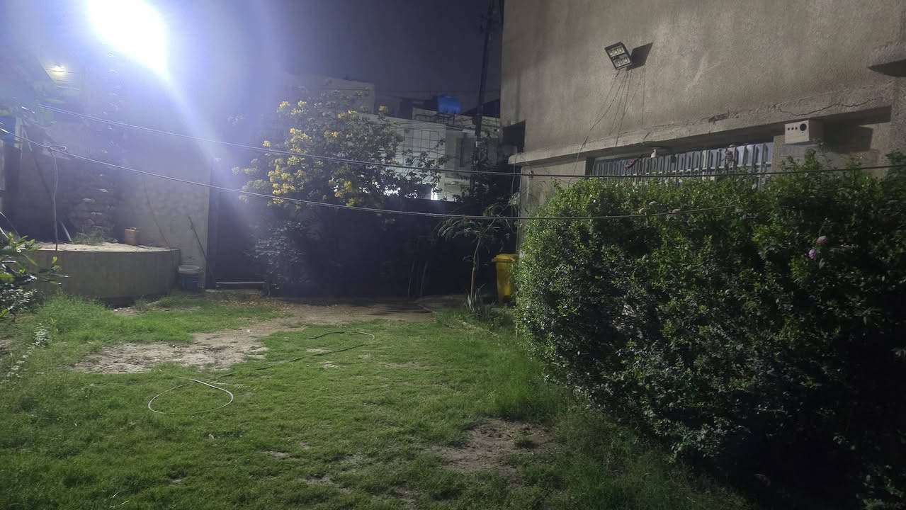 السلام عليكم للبيع بيت مساحه ٣٠٠ طابو صرف الامين مقابيل اسواق بنيه الواجه ٢٠ نزال ١٥ يحتوي على خمس غرف نوم وهول واستقبال و٤ صحيات السعر ٣٥٠ للاستفسار اكثر الاتصال مع صاحب الدار هاتف ***********
