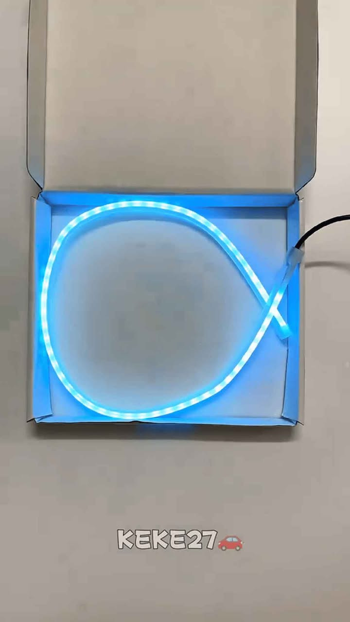 شريط إضاءة أمامي مرن للسيارة (حاجب LED) – 60 سم

استخدامات

إضاءة نهاريةتجميلية لواجهة السيارة وزوايا المصابيح.

تحسين الرؤية الجانبية وإبراز خط الحاجب بشكل عصري.

مناسب لمعظم السيارات 12V وللتعديل الخفيف (DIY).

مميزات

شريط سيليكون مرن “Light Guide” بطول إضاءة 60 سم لكل جهة.

أسلاك توصيل بطول 40 سم لكل شريط لسهولة السحب داخل بيت المصباح.

يعمل على نظام 12V باستهلاك منخفض وحرارة تشغيل أقل.

يمكن تركيبه داخل بيت المصباح أو أسفل الغطاءعلى حافة الفانوس.

مقاوم لرذاذ الماء والغبار للاستخدام اليومي (مناسب للهيكل الخارجي).

يأتي قطعتين (يمينيسار) لمظهر متناظر.

محتويات الصندوق

2 × شريط LED مرن 60 سم(يمين + يسار).

أسلاك توصيل مثبتة على كل شريط (≈ 40 سم).

العلبة: 16 × 15 × 3 سم.

طريقة الربط

يوصل على بطاريةACC السيارة 12V:

- السلك الأسود: سالب (هيكل السيارة).
- السلك الأحمر: موجب الإضاءة الأساسيةACC.
- سلك ثالث ( أصفر): يُشبك مع مثبت إشارة الانعطاف لنفس الجهة للحصول على وضع إضافي (مثل وميضنمط ثانٍ).
- نصيحة: جرّب التوصيل قبل التثبيت لتحديد وظيفة كل سلك بدقة.

ملاحظات

يفضّل التركيب لدى كهربائي سيارات، أو التأكد من العزل الجيد بعد التوصيل.

نظّف سطح التركيب جيدًا، وثبّت الشريط بمحاذاة حافة الفانوس.

المنتج مخصص لجهد 12V فقط (غير مناسب لـ 24V).

تجنّب تعريضه مباشرةً لماء الضغط العالي بعد التركيب. الزبير, البصرة


**إذا كنت صاحب هذا الإعلان وتريد حذفه لأي سبب، رجاءا أرسل رسالة إلى الدعم الفني**