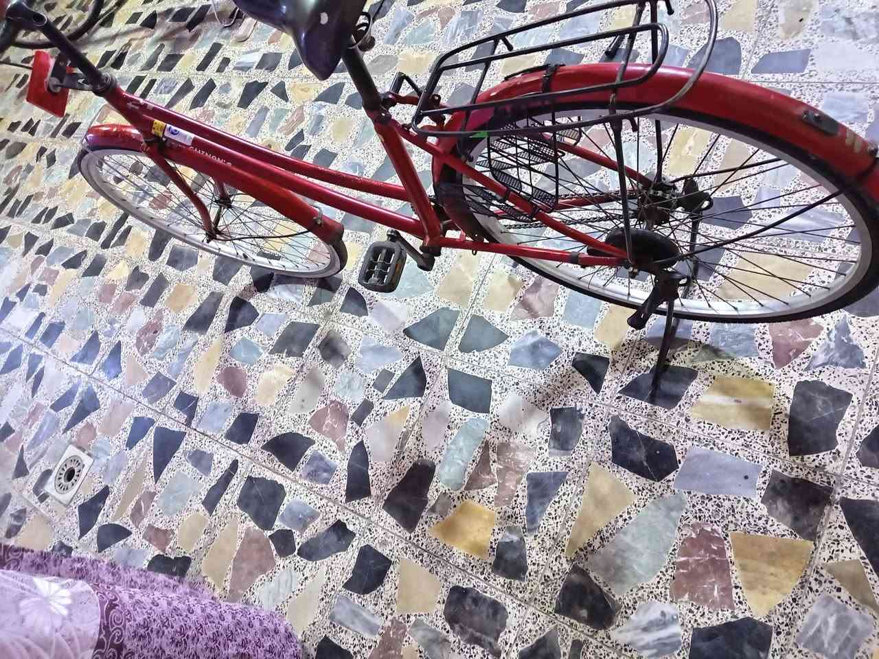 السلام عليكم بايسكل ياباني حجم ٢٦ لون احمر بريك خلفي شغال بايسكل سريع وحلو  سعره ٤٥ الف مكاني بغداد مدينه الصدر الهاتف ***********
