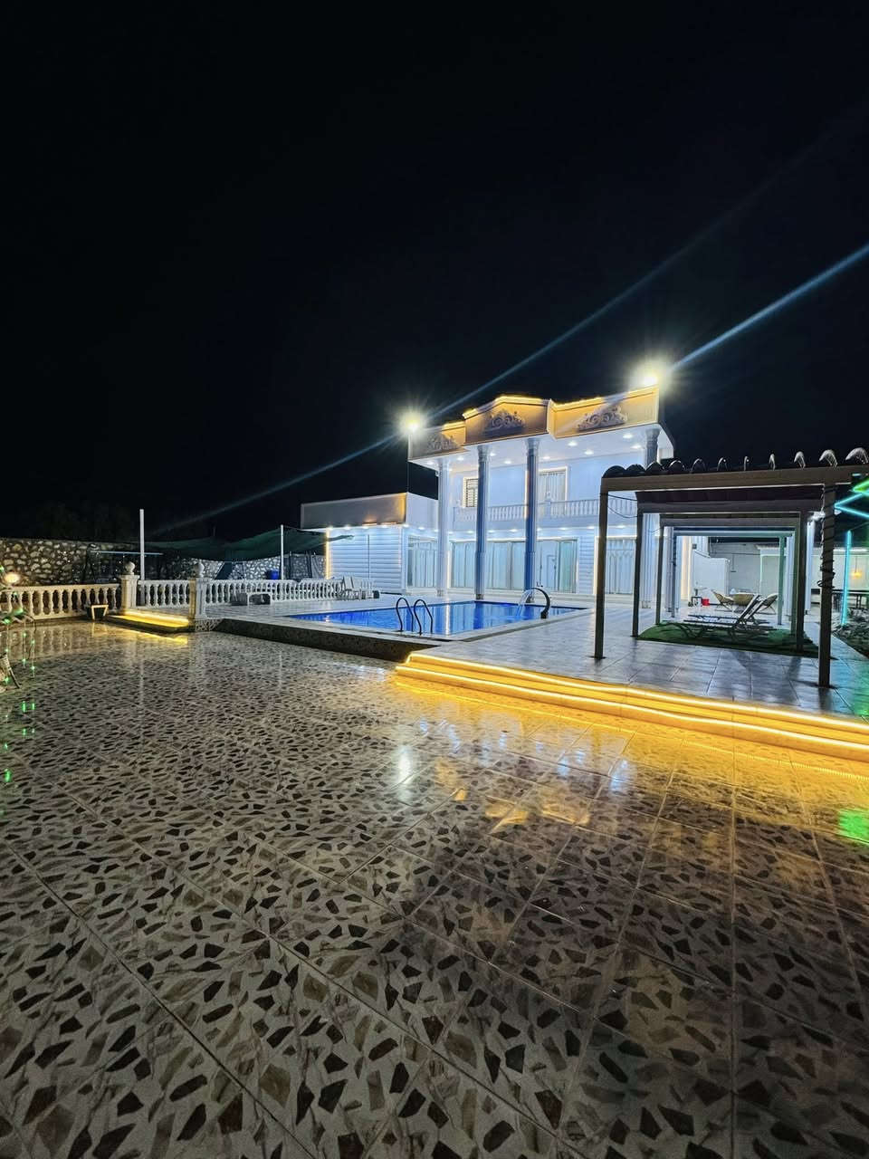 يتوفر حجوزات بمزارعنا (موثقين ع تطبيق اجرلي)
***********
📍 العنوان: بغداد رضوانيه بظهر مطاربغداد الدولي
♦️15 د عن حي جهاد 
♦️30 د عن الدوره  

تفاصيل المزرعه
■غرفة نوم عدد 2 
◽️صاله ومطبخ وصحيات 
■مسبح للكبار 
■العاب للكبار - ميز بليارد - ميز منضده ملعب قدم -ملعب سله 
■العاب للصغار 
■حديقة كبيرة  
■ادوات للشوي ومكان شوي كامل 
■جلسات خارجية
 ■كراج داخلي 
■كهرباء ع مدار 24 ساعة
 ■انترنيت مجاني مفتوح 

■يرجى الالتزام بالشروط :
●غير مسؤولين عن اي حادث عرضي او غرق 
●يرجى المحافظة على نظافة المكان والممتلكات و اخذ تعويض بحاله ضرر اي ممتلكات🔺
