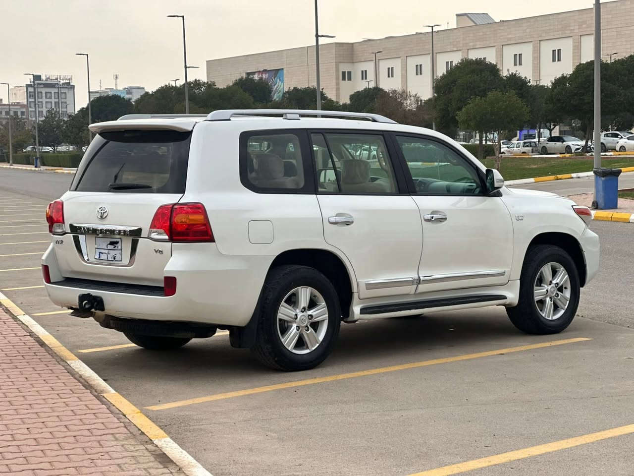 السلام وعليكم
***********
مكان اربيل
لاندكروز 2012 Gx 

محرك 8 سلندر

بصمه 

شاشه اندرويد

فور ويل 

ثلاجه 

لايت زينون 

تبريد مركزي 

رقم اربيل تحويل بشرط 

السياره بيها صبغ مكانات ابيع حزام 

السياره موصفات اعتيادي 

السعر 258 ورقه
