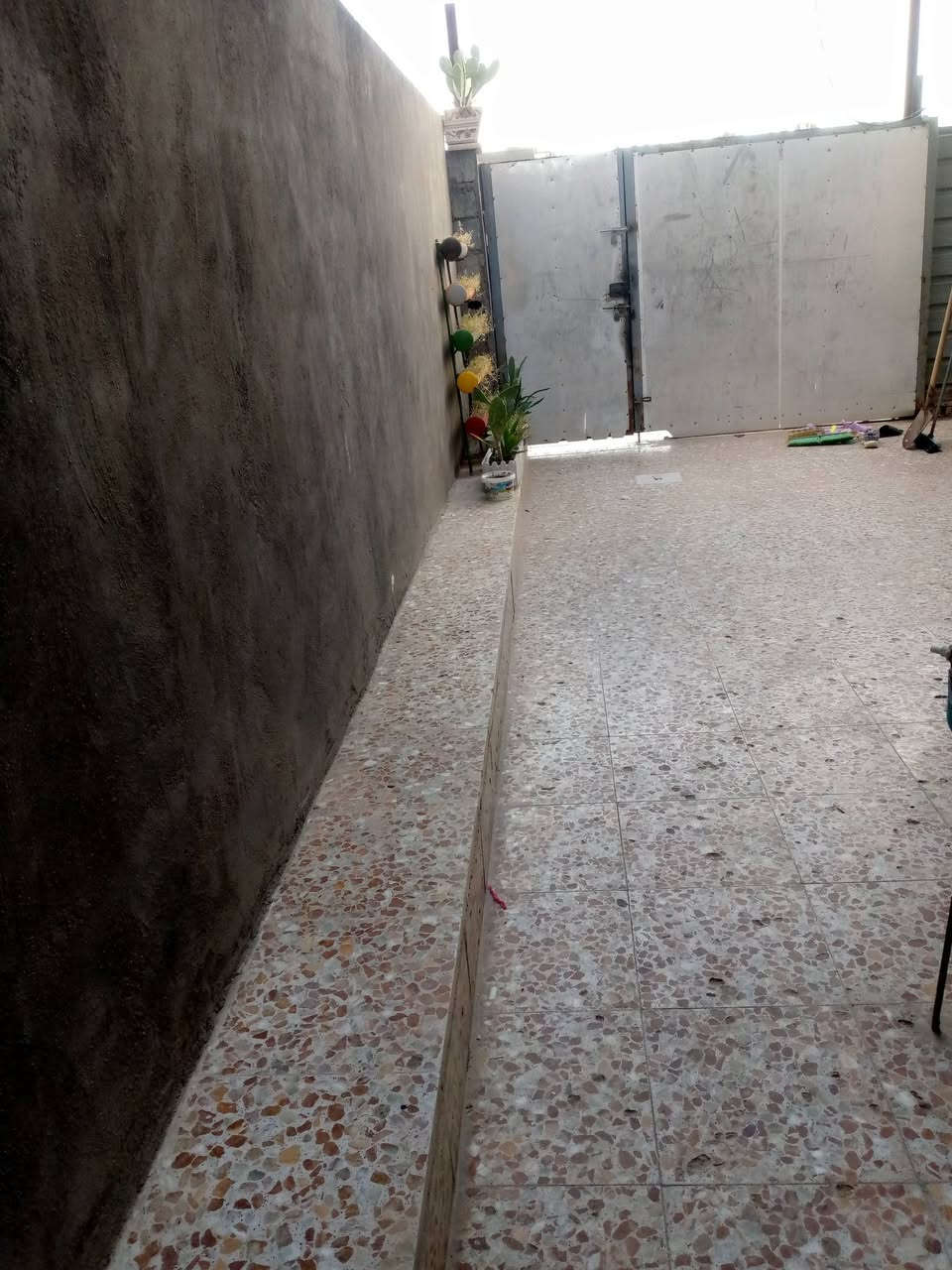 بيت زراعي مساحته ١٣٠ بناء حديث طابوك يحتوي على غرفه ومطبخ وصاله واستقبال وصحيات داخليه و خارجيه مكانه بقرية لمعامره قريب على معمل بسكت الحمراء سعره ٥٥ وبي مجال واتساب ***********
