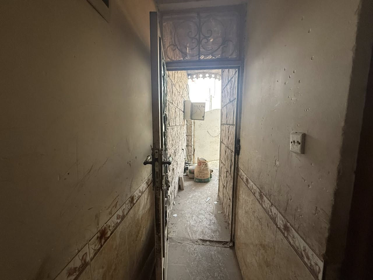 الدار للبيع 🏠 السعر 💵 135 مليون🔒 
المساحة 45 م 
الموقع الشعب شارع الاسواق المركزية العقاري الاولى 🛤️(مدخلين) (ثلاث طوابق)
يحتوي الطابق الارضي على كراج صغير واستقبال ومطبخ ومنور وخدمات
ويحتوي الطابق الثاني على غرقة نوم وخدمات ومكان غسالة معزول 
ويحتوي الطابق الثالث على غرفة نوم وبيتونة كبيرة وسطح 
للاستفسار اكثر يرجى الاتصال على الرقم التالي متواجد هذا الرقم على (الواتس اب والفايبر والماسنجر (***********))

او الاتصال على الرقم التالي ***********
او زيارة مكتب تبارك للعقار والمقاولات الكائن في شارع الاسواق المركزية قرب مطعم ميامي
