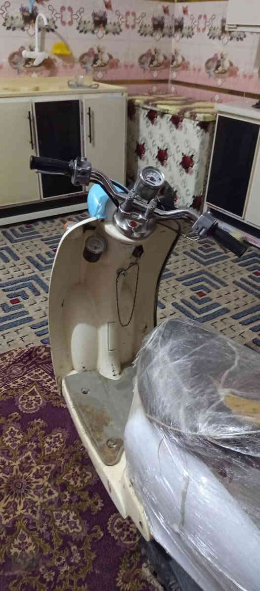 دراجه للبيع مثل ماتشوف بالصورة كاملة من كلشي لايت اشاير بك لايت كلها شغالة هورن بس اكو فطر خفيف كلش خفيف بالشاصي مامبين ملحوم لحيم السعر الاتصال ***********
