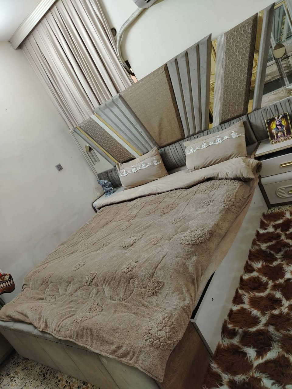 سلام عليكم
غرف نوم تركي ضخمه ١١ قطعه 
نضافه ٩٠ البيع بيه ضرر قليل 
سعر مليون ٢٥٠ وبيه مجال رقم ***********
