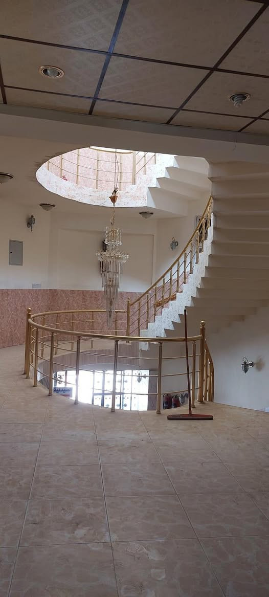 مجمع طبي للبيع المساحه 321م ثلاث طوابق مع سرداب أرض تتكون من ثماني عيادات بالطابق الثاني والثالث وعيادتين بالطابق الأرضي مع صيدليه+مختبر كبير مع عيادة الأشعة العمارة فول موصفات بناء حديث الموقع قرب مستشفى الوطن الأهلي وبسعر مغري جدا للاسفسار الإتصال مكتب الحارث للعقار والمقاولات *********** موقع المكتب حي روناكي مقابل مسجد الملائكة
