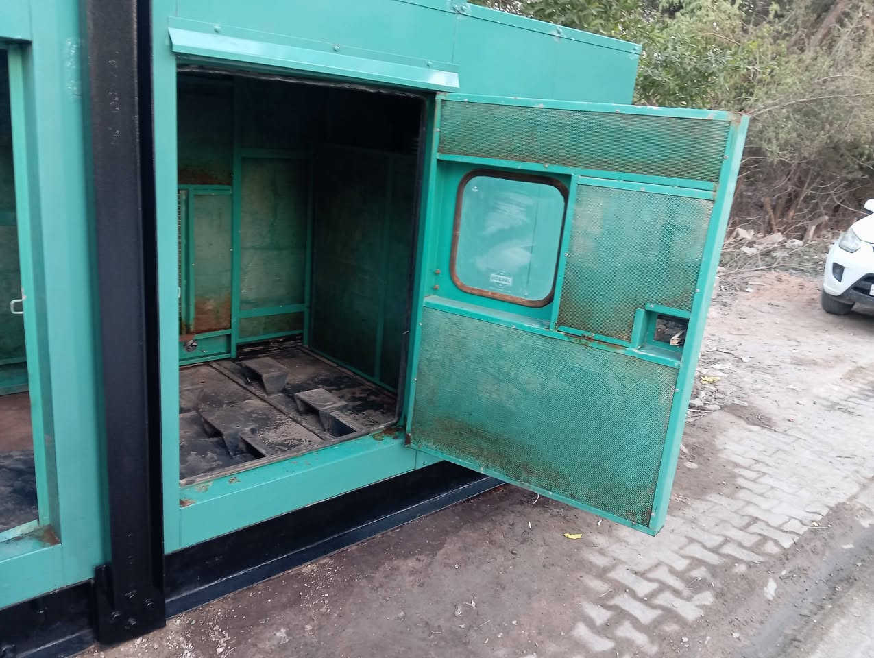 سلام عليكم صندوق كاتم للبيع 
طول 4متر و60
العرض 170
الارتفاع مترين 5 
‏‪0780 064 4496‬‏
