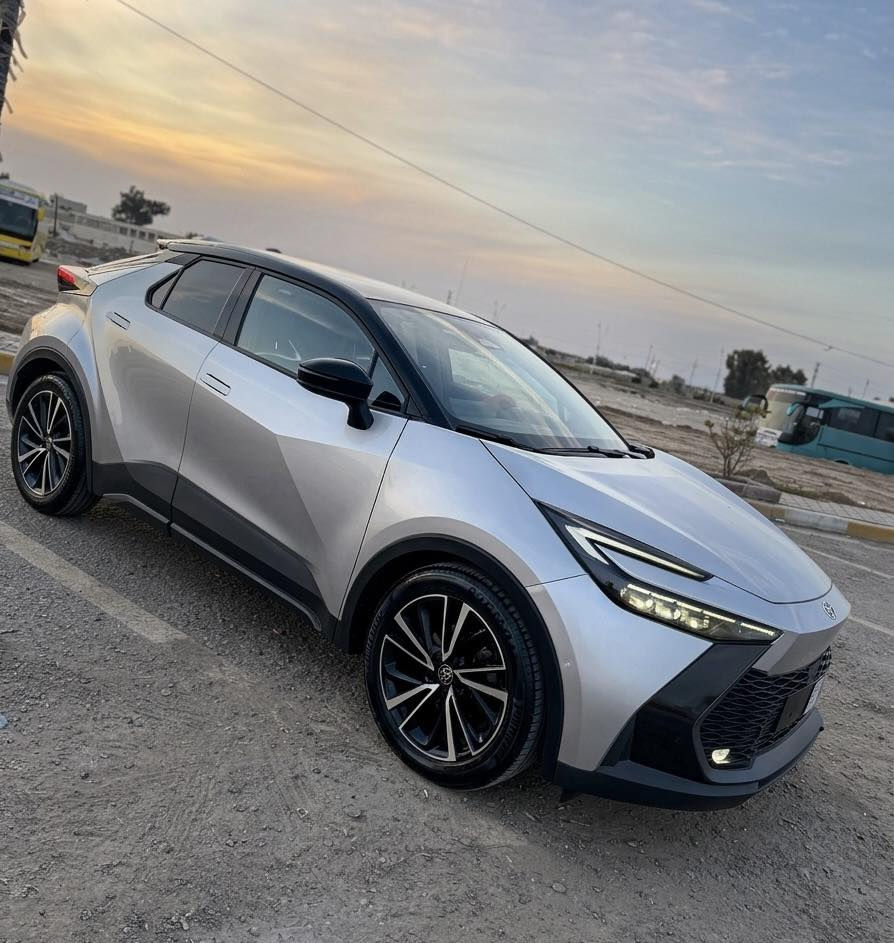 السلام عليكم ورحمة الله

🔥 قطعة نادرة للبيع 🔥

Toyota C-HR 2024 Hybrid
هايبرد – فول مواصفات / أعلى فئة

السيارة مخنّكة خنك مواصفات ومن أندر المواصفات بالسوق.

المواصفات: بنورما
 • تشغيل بصمة + بصمة أبواب
 • شاشة كبيرة 12 إنج تدعم جميع الميزات ومنها Apple CarPlay
 • إضاءة داخلية محيطية 64 لون
 • 5 كامرات محيطية 360°
 • 6حساسات أمامية +6حساسات خلفية
 • رادارات محيطية تنبيه من جميع الجهات
 • نظام فرملة تلقائي أمامي وخلفي
‏ • Auto Park صفط ذاتي (السيارة تصفط وحدها)
 • قيادة شبه ذاتية
 • أنظمة قيادة متعددة: Sport / Eco / Normal
 • كشنات رياضية نوع GEMS
 • هيترات كشنات (تدفئة مقاعد)
 • مستشعر تركيز السائق وتنبيه عند عدم الانتباه
 • دبل جام بلورايد عزل عالي وهدوء داخل السيارة
 • جنطة كهرباء
 • نظام صوت فاخر JBL
 • ويل كب رياضي قياس 19
 • لون برونزي تو كلر مميز
 • مرايا شفط مع إشارات
 • إضاءة ترحيبية عند الاقتراب من السيارة
 • لايت أمامي خمس عدسات + باك لايت LED
 • مقابض أبواب لمس
 • شحن موبايل لاسلكي سريع

ملاحظة:
السيارة حادث خفيف بالنيد فقط وتم تصليحه وصبغه.
شرط بدون دواخل – جميع الايربكات سليمه
السعر 195 
***********

💰 السعر:195 قابل للنقاش للجادين
