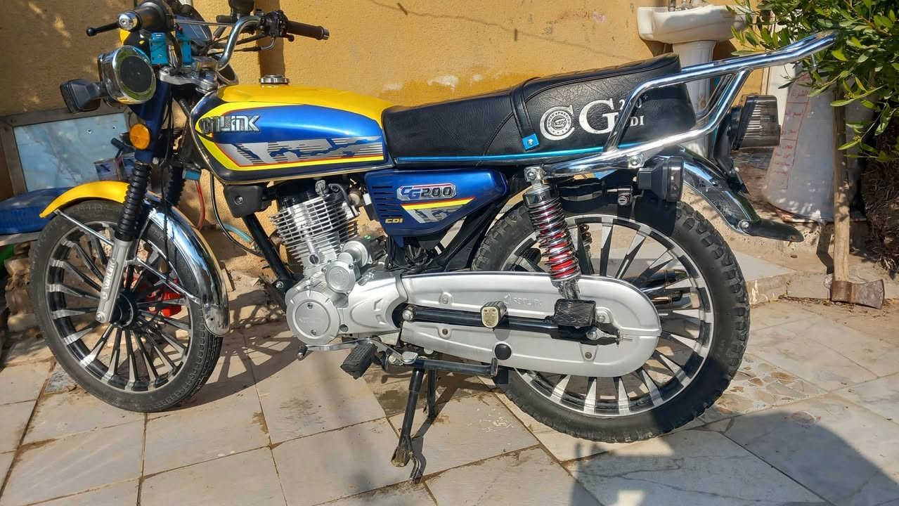 السلام عليكم دراجه سيفان موديل 25 اي نقص مابيه كفاله عامه  اوراق كورتونيه مكاني الخالص ***********
