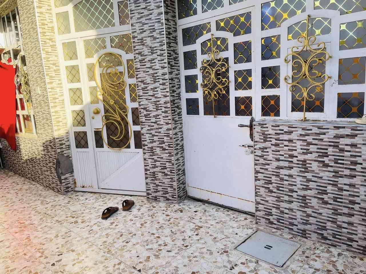 متاح بيت للبيع مساحة مربع طابقين بناء جديد الحسينية منطقة الظباط مقابل شارع المركز الزهور الاستفسار ((***********))
