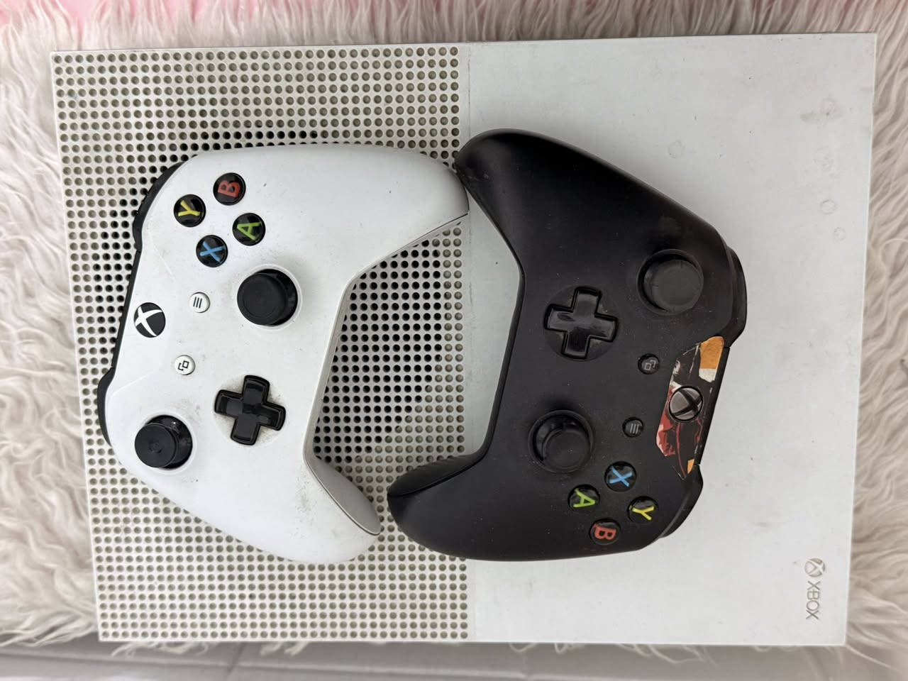 سلام عليكم اكس بوكس (one s1 ) واحد تيرة وياه ثنين جوستكات واحد اصلي واحد تجاري جهاز نظيف لامفتوح ولا ملعوب بي فقط ضايعة الكارتونة مالته 
السعر:170
العنوان:بغداد/حي جميلة
للتواصل:***********
