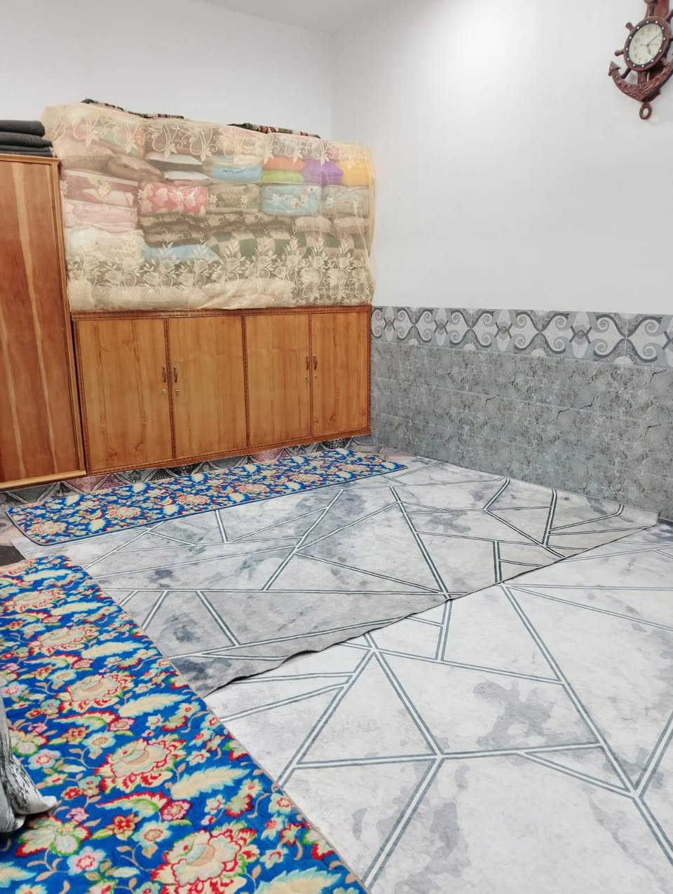 السلام عليكم 
بيت للبيع في حي الدله المساحة 250 متر يحتوي ع غرفه عدد 2 استقبال صاله حمام داخلي وخارجي مطبخ بيت جاهز مجهز بناء سنه 2023 مع المرواح مع الكيزرات مع التوانكي مع ماطور الماء  باقي التفاصيل اتصل ***********
