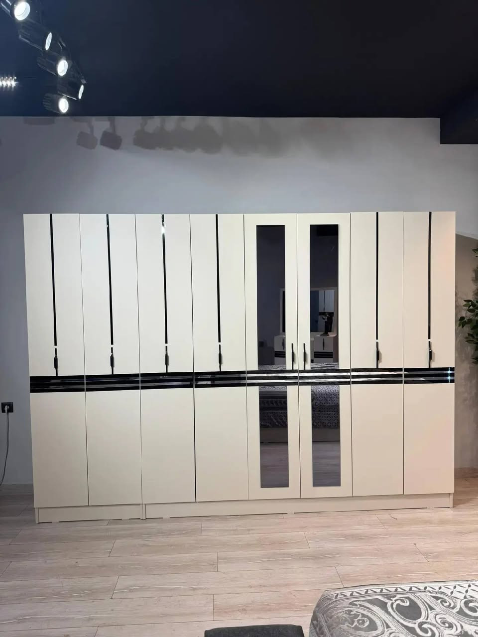 غرفه نوم تركي موديل رودز 1 🔻
▫️عشر قطع كنتور 8باب 
▫️سرير جك هيدروليكية 
▫️قياس كنتور 3 متر 
▪️برغي  حديد وقفل حديد 
▫️انارة لد كومديات 
▫️معمل الاصلي 
ظمان فتح وتركيب 10مرات متتالية 
للحجز مراسلة الصفحه او الرقم التالي 
***********
***********
#غرفة_نوم_تركيه 
#creatorsearchinsights 
#اثاث_منزلي_حديث_غرف_نوم 
#اكسبلور 
#غرف_نوم_مودرن
