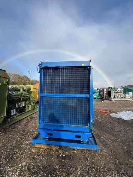 Perkins diesel generator 
Model: P1000/ 4008
YOM/ : 1998
Lowe hours
اتصال ***********واتس
