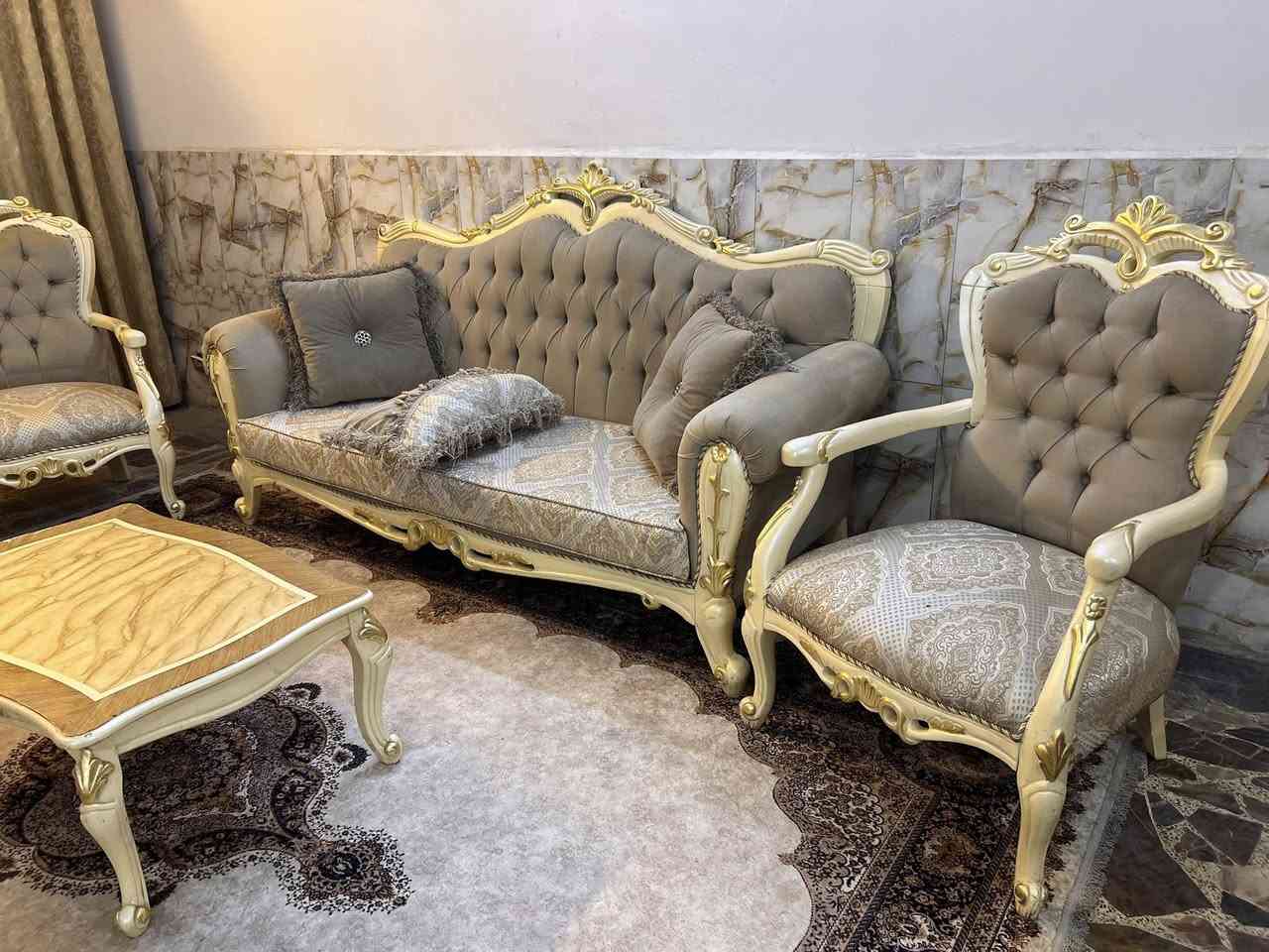 تخم تركي ملكي خشب زان الأصلي عشر مقاعد مع وسطية نظيف السعر ٨٥٠ مكانه المنصور***********
