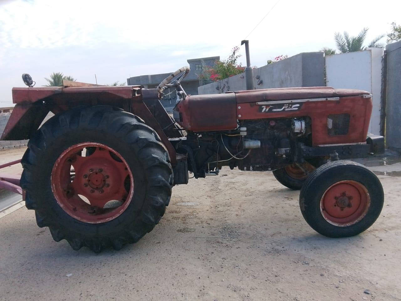 سلام عليكم للبيع عنتر 71 موديل 87 مكفولة بم محرك اكسل هايدروليك لا تبخر ولا تصرف كلهة على وضع الشركة تايرات جدد امامي خلفي ثكال امامي كهربائيات كلهة شغالة باتري جديد وياهة ديجر وفدان مكينة مال جناي السعر 5 خمسة مليون متواجد بل فيس واتساب والاستفسار رقم الهاتف *********** العنوان بغداد ابو غريب
