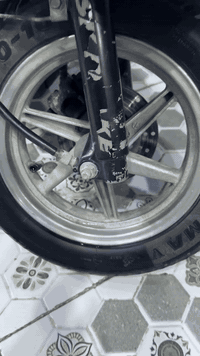 سلام عليكم شباب دراجه للبيع بيه تزويد وياله وشيال وقطره دهن وكشن وصانصه وبدات بريك كله اصلي عارضه $بمليون و٥٠ $وبيه مجال الي بخاطره يخابرني *********** حته ورقت المعرض موجوده مكاني بابل الهاشميه🥇
