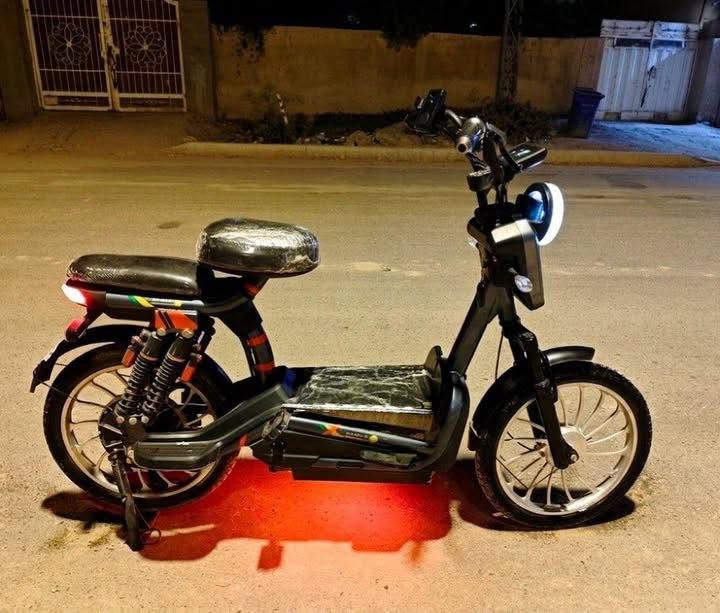 السلام عليكم 🌙✨
دراجة شحن للبيع 🏍️🛵
موديل 2025 جديدة 🆕

🔋 5 بطاريات ليثيوم داخليات، عدد تمشي 30 كيلو 🚀
📟 شاشة حاكية + سماعة MB3 بلوتوث 🎧📞
🚦 نظام Park 🅿️
👤 بصمة تقفيل + تفتيح + انذار + تشغيل عن بعد 🔐🔓
🏎️ سرعة 80 🚀
💡 لايت عدسة LED + ليلي + نهاري + 4 إشارات + هورن 🚨🔦

دراجة جديدة، تاخذها متخسر عليها شي ✨، الشاشة عليها لزكة ماشايـلها لهذا ما واضحة بالتصوير 📸. شاحنة أصلية وياها، بلاية مابدل شي 🔌✅.

تواصل وياي على خاص 💬📲
عنواني بابل 📍


**إذا كنت صاحب هذا الإعلان وتريد حذفه لأي سبب، رجاءا أرسل رسالة إلى الدعم الفني**