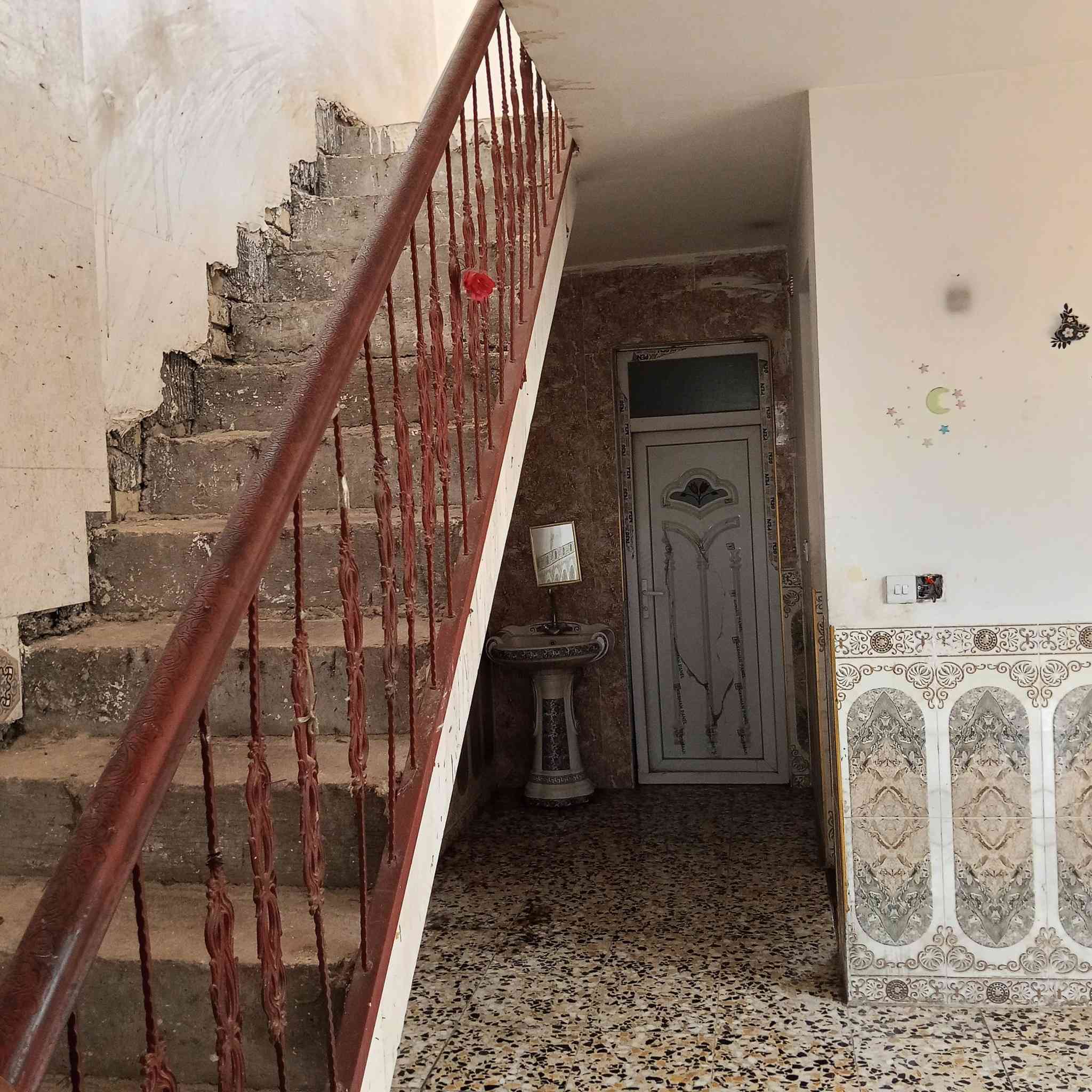سلام عليكم بيت الايجار طابق الثاني معزول بي عرفه هول سطقبال جبير مطبخ وسطح بكان شارع كنانه يجار 400فتفسار ***********
