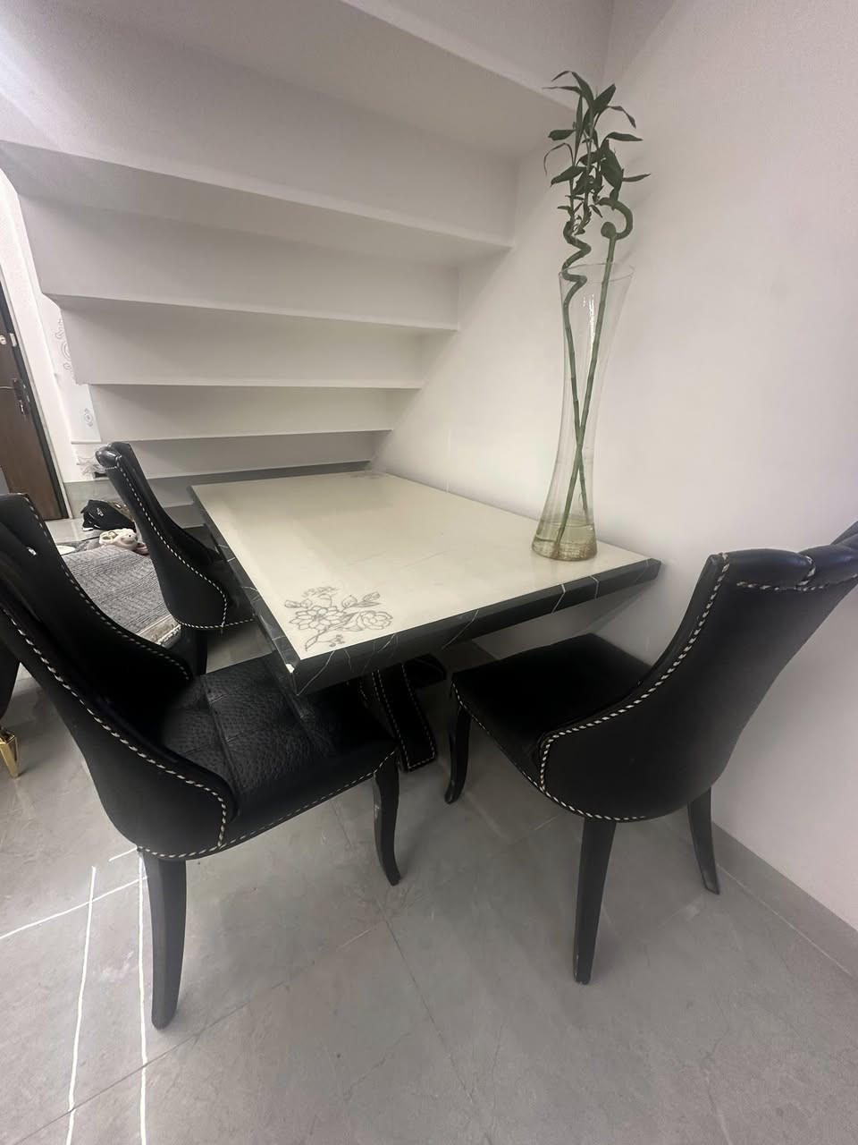 طاولة طعام أنيقة بسطح مرمر طبيعي بحالة جيدة، مع 3 كراسي جلد فقط له تصميم عصري يناسب مختلف الديكورات حجم مناسب للعوائل الصغيرة
نظيفة وجاهزة للاستخدام

💰 السعر: 250،000 الف
الموقع -موصل 

📩 للجادين فقط، المراسلة على الخاص
او الانصال عالرقم ***********
