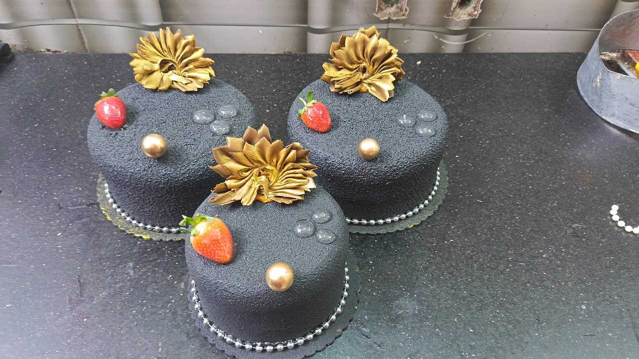 سلام عليكم خلفه كيك ومعجنات بجميع اصنافهن متفرغ للعمل للتواصل واتساب ***********،
