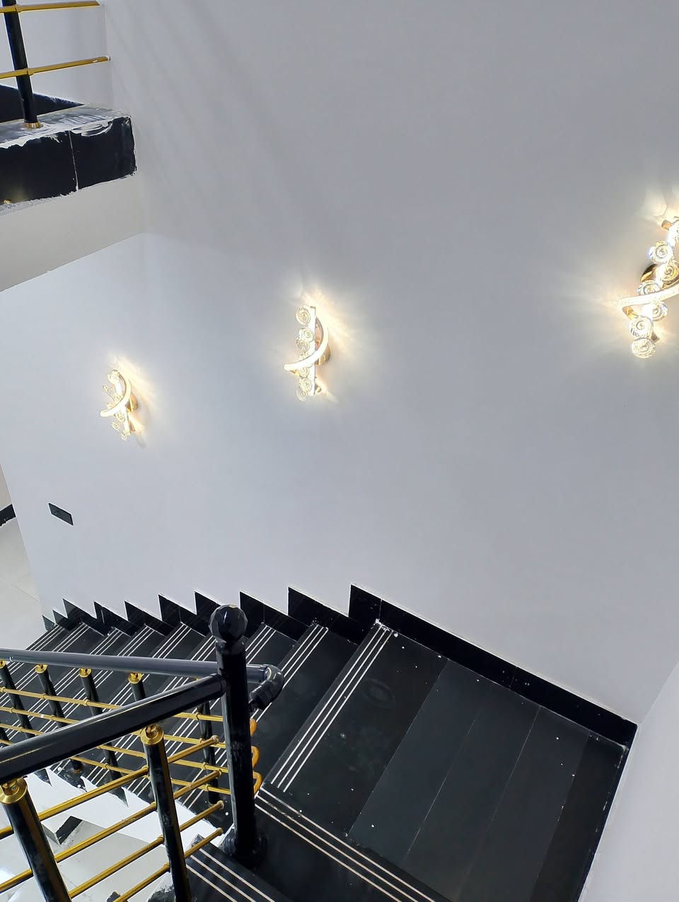 سلام عليكم
بيت للبيع مساحه 100 متر نزال 20 متر واجهيه 5متر  عقد 25 طابو زراعي 
المكان دور زراعه الثانيه 
الرقم ***********
