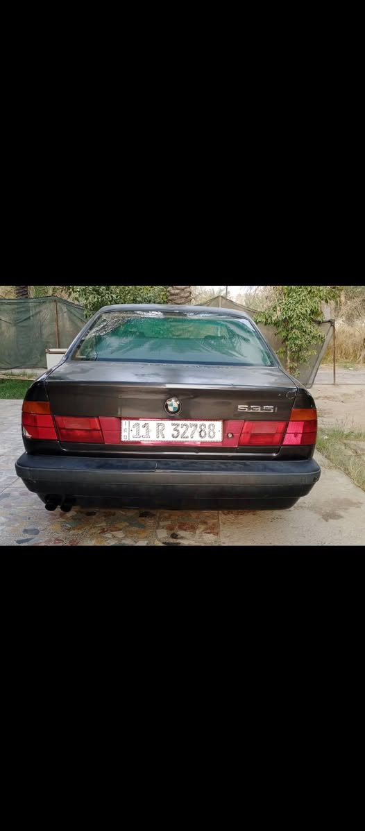 سلام عليكم بي ام دبليو للبيع 535i E11. 
موديل 1990
 سياره بدون حادث سيارة بيه تصليح بل ذيل مال جاملغ الئمامي اليمن ول اليسر سياره معتنين بيه حيل بدون صبغ.
مواصفات السياره...
1- فتحة سقف.
2- رادار امامي.
3- مثبت سرعه.
4- كشنات تفئه.
5- كشنات كهربائي.
6- تبريد شغال عل السويج ثلج ❄️.
7- صدر المامي 50%.
8- صدر خلفي 90%.
9- مثبت سرعه.
سعر سياره...
..45 ورقة وبيه مجال للطيبين.
رقم ***********.
واتساب.***********.
مكاني بغداد زعفرانيه
