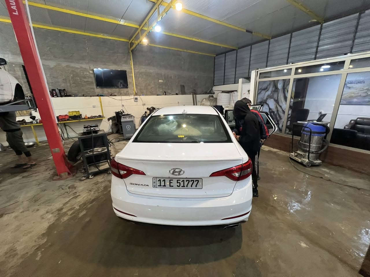 السلام عليكم
سوناتا 2017 وارد امريكي 
2400 GDi كير ومكينه مكفولات 
الحادث تبديل قطعتين بيها بنيد وجاملغ فقط اما الباقي مكفول من اي ضرر او تبديل
تخم تايرات جديد شادلها وشاشه كبيره بيها 
السعر 130 وبيها مجال للشراي 
*********** الاستفسار على هذا الرقم

مكان السياره بغداد التاجي
