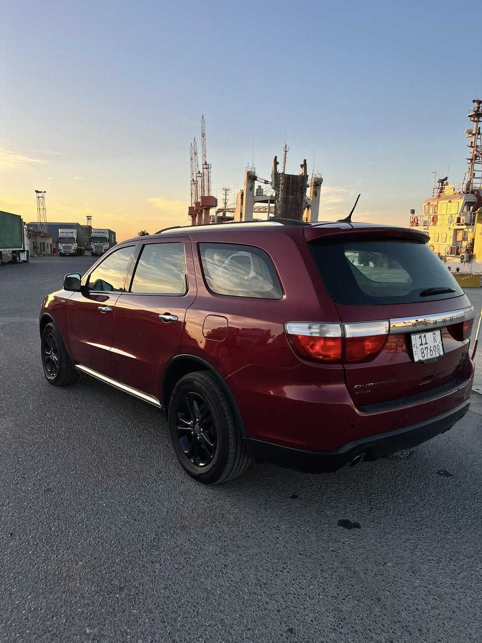 📣 (ما شاء الله) - للبيع وحش الطريق: Dodge Durango R/T الخليجي
للراغبين بالهيبة والأداء والقوة، سيارة عائلية وبنفس الوقت رياضية، "دوج دورانجو" فئة R/T الأصلية، بمواصفات خليجية مميزة ومعتنى بها جداً.
📋 تفاصيل المركبة:
• سنة الصنع: 2013.
• المواصفات: خليجي (تتحمل أجواءنا وحرارة الصيف).
• المحرك: HEMI 5.7L (محرك جبار وأداء رياضي).
• نظام الدفع: 4WD (فور ويل) جاهزة لكل الطرق.
• اللون: عنابي ملكي (نظافة ولمعة مميزة).
• العداد: 170 ألف كم (حقيقي).
• اللوحات: بغداد (الرقم الألماني الجديد) - السيارة بأسمي والتحويل مباشر.
🛠️ التفاصيل الميكانيكية (السيارة منفوضة نفض):
السيارة ما محتاجة أي مصاريف، "دق سلف وتوكل" بفضل الإدامة الأخيرة:
• الحدادية: تم تبديل كل القطع الاستهلاكية (100% جاهزة).
• منظومة الوقود: مسطرة نوزلات جديدة + عبوة بنزين جديدة.
• الأداء: تبديل بلاكات "ريسنك" أصلية قبل أقل من شهر (استجابة سريعة للمحرك).
• الإطارات: تخم تاير جديد (عمر شهرين فقط) مع ويل 18 بلادي.
• الكهربائيات: بطارية جديدة + تبريد ثلج (مركزي).
💎 الإضافات والمميزات:
• النظام الصوتي: سستم صوت مطور وجديد (نقاء وقوة).
• المرايا: مري شفط بلادية.
• المواصفات الداخلية: كشنات جلد، شاشة كبيرة، كاميرا خلفية، حساسات، فتحة سقف، تشغيل عن بعد.
🔎 ملاحظات البدي (للشفافية):
• المدكر الأمامي (معدل بارد فقط بدون صبغ).
• أثر خياس بسيط جداً في أسفل الباب الخلفي الأيمن.
• السيارة بصورة عامة قوية جداً وما بيها أي نقص داخلي أو ميكانيكي.
💵 السعر والمعلومات:
• السعر المطلوب: 180 ورقة (18,000$).
• مكان التواجد: البصرة.
• للاتصال: ***********
ملاحظة: السيارة للمستخدم اللي يدور راحة بال وهيبة، وما يحتاج يروح للصناعية
