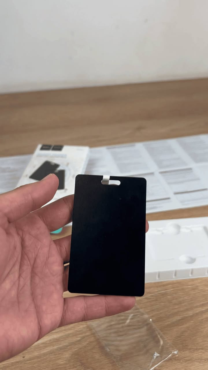بطاقة تعقب ذكية رفيعة ماركة هوكو(Air Tag Card) – HOCO E102

الاستخدامات

تتبع المحفظة أو البطاقة الشخصية أو الحقيبة بسهولة.

العثور على الأغراض المفقودة باستخدام الهاتف.

مناسب للاستخدام داخل المحفظة بسبب تصميمه الرفيع.

يمكن وضعه في الحقيبة أو حقيبة السفر أو حقيبة اللابتوب.

يساعد على تحديد موقع الأغراض عبر تطبيقات التتبع على الهاتف.

المميزات

تصميم رفيع بشكل بطاقة لسهولة وضعه داخل المحفظة.

يعمل مع Apple Find My لأجهزة الآيفون.

يعمل مع Android Find Hub لأجهزة الأندرويد.

إمكانية تحديد موقع الأغراض عبر الهاتف.

إمكانية إصدار صوت للمساعدة في العثور على القطعة.

مقاوم للماء بمعيار IP68.

شحن لاسلكي بدون الحاجة إلى كابل.

بطارية ليثيوم مدمجة بسعة 100mAh.

تصميم خفيف وسهل الحمل.

خامة قوية مناسبة للاستخدام اليومي.

يدعم التنبيه عند الابتعاد عن العنصر المرتبط به.

محتويات الصندوق

بطاقة التتبع الذكية HOCO E102

دليل الاستخدام

علبة المنتج الأصلية

الملاحظات

يحتاج إلى هاتف ذكي للعمل مع التطبيق.

يعمل مع أجهزة iPhone عبر تطبيق Find My.

يعمل مع أجهزة Android عبر Find Hub.

يجب تفعيل البلوتوث وخدمات الموقع للحصول على أفضل أداء.

القياسات

قياس المنتج:

طول 8.5 سم  عرض 5.5 سم.

قياس الكارتون:

طول 9 سم  عرض 2 سم  ارتفاع 16 سم.

ملاحظة: هذا المنتج لا يمكن ايصاله للمناطق التابعة اداريا لحدود اقليم كردستان


**إذا كنت صاحب هذا الإعلان وتريد حذفه لأي سبب، رجاءا أرسل رسالة إلى الدعم الفني**