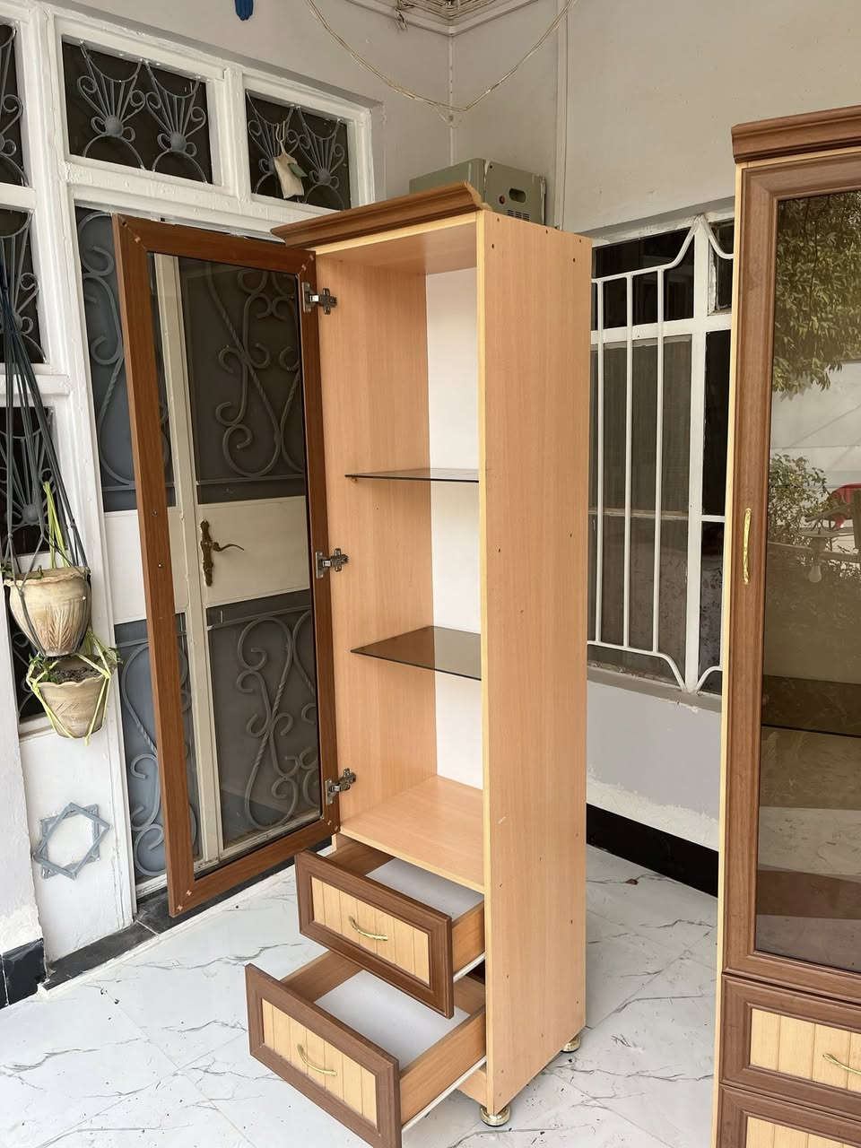 خزانة عرض (بوفيه) خشبية بحالة ممتازة
• مناسب للغرفة أو الصالة  
• أبواب زجاجية لعرض الأغراض بشكل جميل  
• 4 أدراج سفلية واسعة للتخزين  
• خشب متين وجودة تصنيع جيدة  
• لون بني فاتح وغامق يليق مع أغلب الديكورات  
• نظيفة جداً وخالية من الكسور أو المشاكل  

سبب البيع: عدم الحاجة.  

⭕️السعر : 150 الف 

⭕️التوصيل داخل طوز خورماتو فقط 

⭕️للاستفسار : *********** 
واتساب و محمول
