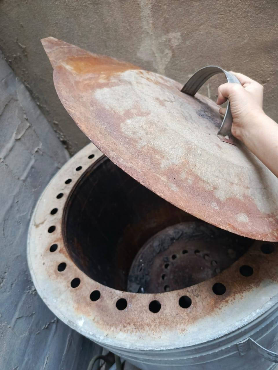 قنفه نفرين ب٥٥ والديوان ب١٥٠ مع كاربد رصاصي قطعتين ٦في٢ وتنور نوعيه ممتازه ب٣٥ ومفرش طبلات رصاصي ٥ قطع ب١٠ مكان الدوره ***********
