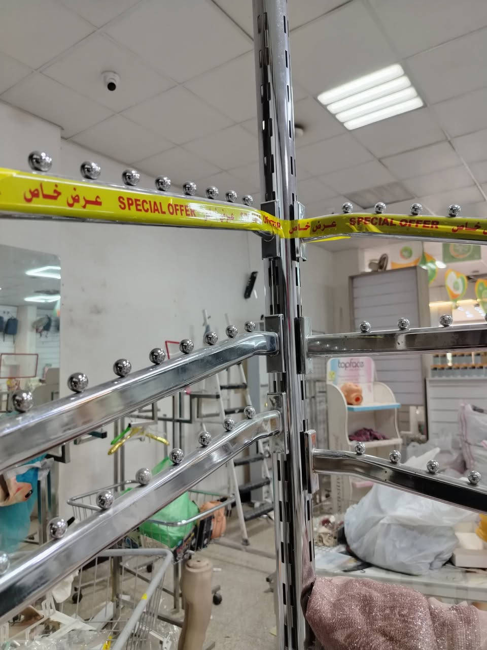 للبيع بسعر بلاش
ديكور و اثاث محل كامل للبيع
اذرع استيل هوكات تعليك الملابس
ذراع استيل الرفوف الجام
بوري كروم استيل جوكر جنكل
استاند ملابس 6 ازرع استيل
ميلكان نسائي
منزع خشب تركي بابين
شاشة اعلان خارجية حجم كبير مترين ونصف مع البرماج كامل
فاترينات وسطية جهتين راقية جدا جوكر تصير رفوف وتصير تعليك
ويتوفر اهواي مواد اخرى داخل المحل 
مكاني كركوك لاستفسار مراسلة الخاص او الاتصال على الرقم ***********
