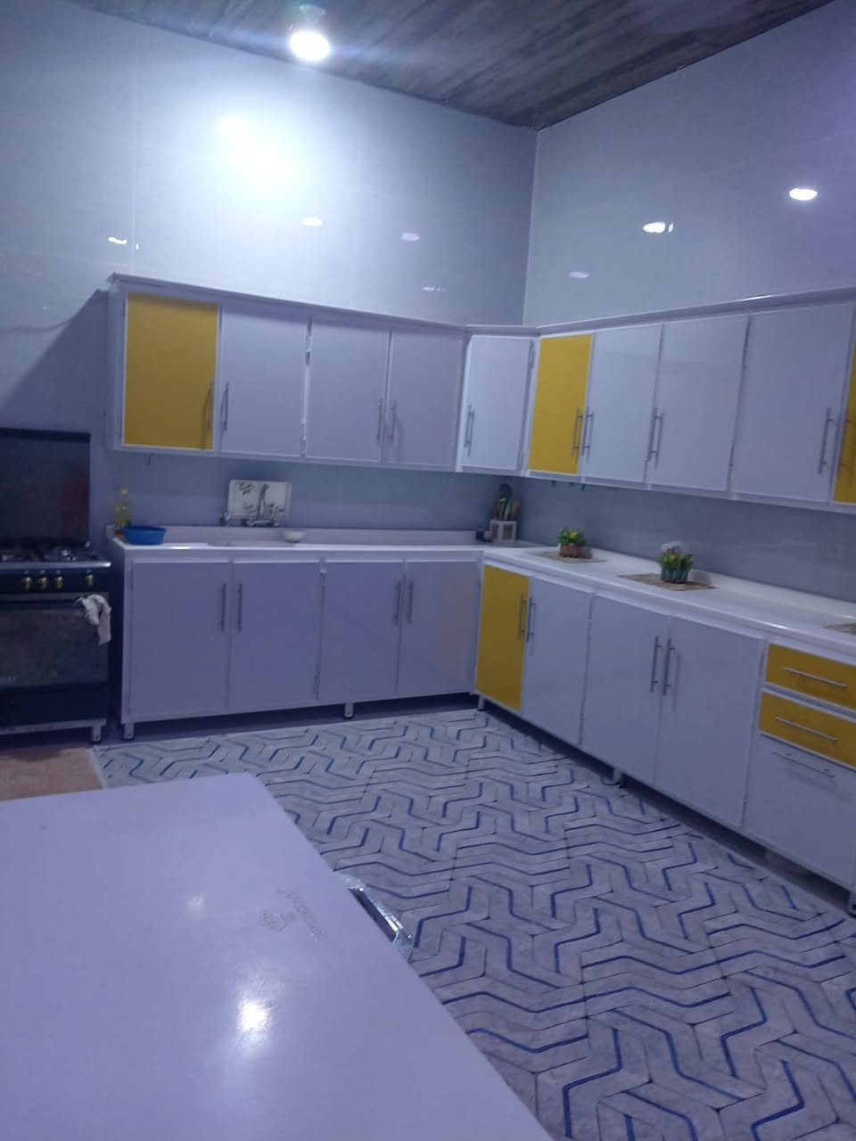 بيت للبيع مساحه ٢٥٠ متر اساس كامل وبنيان نص كونكريت مسلح مقابل مجمع الخير السكني شارع ٨ أمتار ركن قرار محكمه بناء سنه البناء ٢٥ ***********
