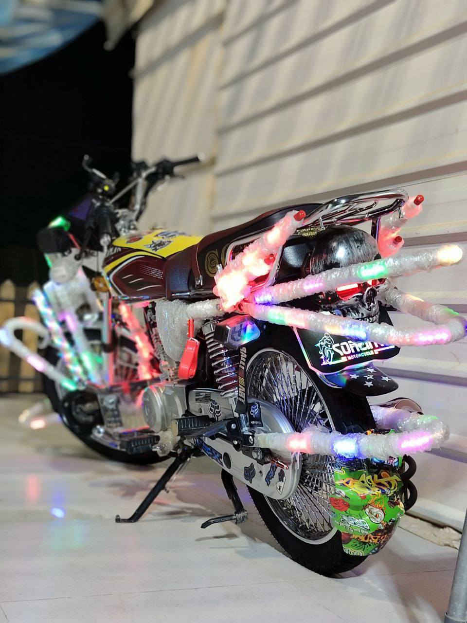 تايكر 2025خمسه كير رقم ديالى انكليزي بأسمي شاصي 23 كفاله عامه للبيع و مراوس حسب القناعه 
رقم الهاتف *********** بعقوبة, ديالى
