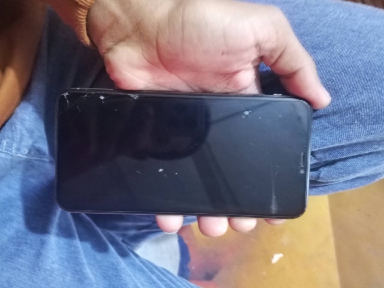 اكس ماكس بطاريه 83 ذاكره 256
ويا شاحنه وكفر 
سعر 250 
***********
مكاني سماوه مجد
