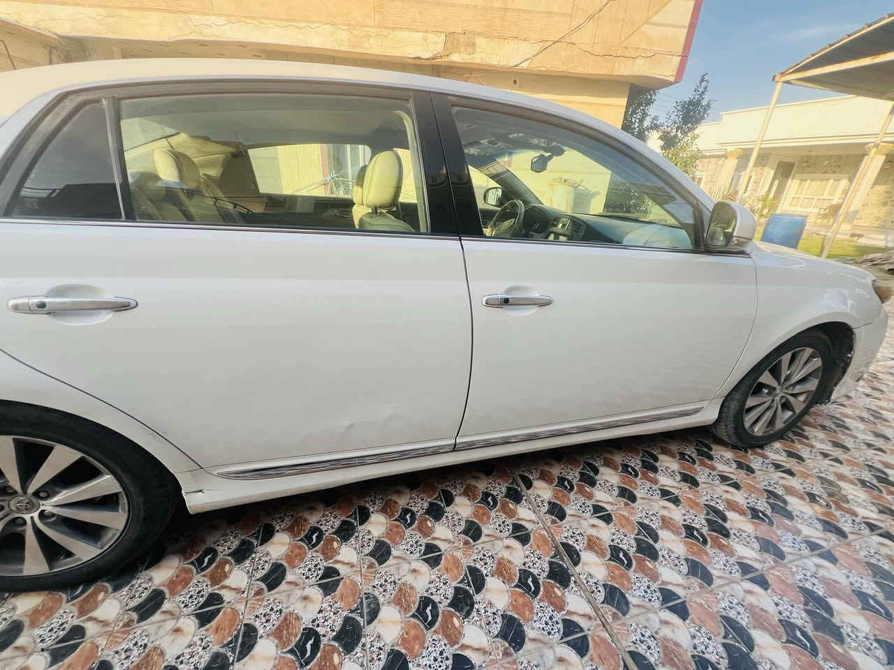 أڤلون 2012 
فول 1/1
كلين بدون ضرر مجرد شخوط مثل مامبين بالصوره لاصبغ ولا تبديل
گير محرك صدر كله جديد
سيارة نضيفه ومرتبه
موبايل ***********
