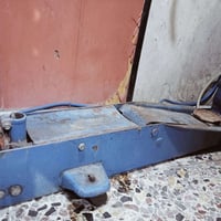 السلام وعليكم جك للبيع 7طن بدون يده وعندي جك مكينه  07714709338