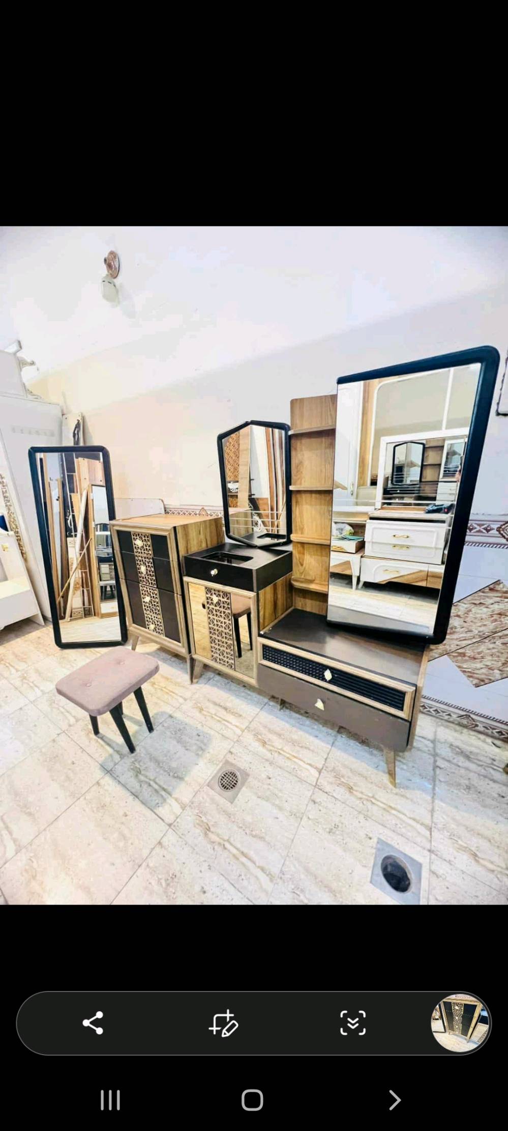 غرفة نوم جديدة ومميزة للبيع، مصنوعة من الخشب الفاخر مع تصميم أنيق يتكون من سرير، خزانة ملابس، ومجموعة شزنات مع مرآة.

تتميز الخزانة بتصميم حديث مع مساحة وافرة لتخزين الملابس والأغراض الشخصية. السرير مريح ومصمم ليناسب مختلف الديكورات. 

الخشب متين وعالي الجودة، ويوفر مظهرًا عصريًا وأنيقًا للغرفة. فرصة رائعة لمن يبحث عن جودة وشكل جميل في نفس الوقت.