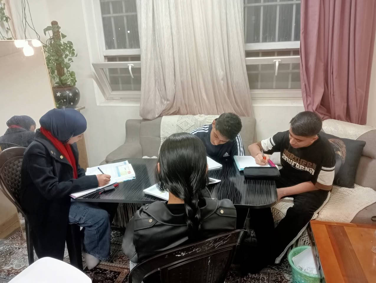 بمناسبة قرب امتحانات الشهر الثاني ونهاية السنه
ولكي يتم تحسين مستوى تلاميذنا الاعزاء 
يتم استقبال طلاب الابتدائيه و المتوسطه 
تدريس متفوقين وكوادر متخصصه
متابعه 
اعاده من الأساس والدروس الماضيه
امتحانات مع شرح كل درس جديد 
سارعوا بالحجز 
B2
التواصل خاص او واتس اب ***********
